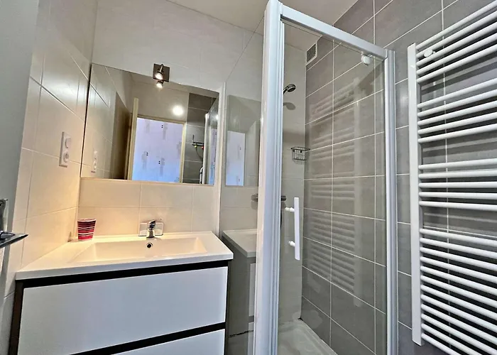 Au Centre De Avec Terrasse Et Parking, Proche Commodites - Fr-1-387-178 דירה *