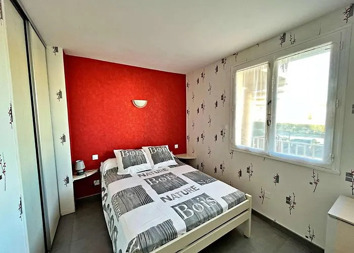 Au Centre De Avec Terrasse Et Parking, Proche Commodites - Fr-1-387-178 דירה *