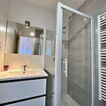 Au Centre De Avec Terrasse Et Parking, Proche Commodités - Fr-1-387-178 Appartement *