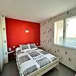 Au Centre De Avec Terrasse Et Parking, Proche Commodités - Fr-1-387-178 Appartement *