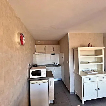 Au Centre De Avec Terrasse Et Parking, Proche Commodites - Fr-1-387-178 * Marseillan (Herault)